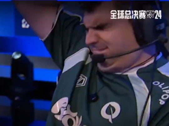 LOL赛事整活:Bwipo奥拉夫在HLE高地失误操作惊现表情包.哔哩哔哩bilibili