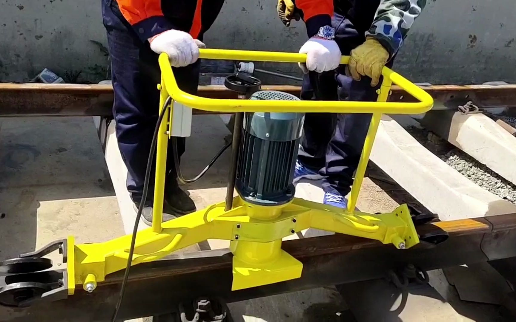 铁路养护维修设备电动仿形打磨机使用方法