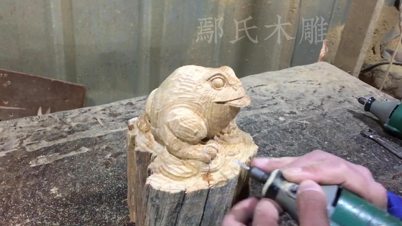 木雕初学者必看,金蟾雕刻全过程,从打胚到修光,做出精美的木雕作品!
