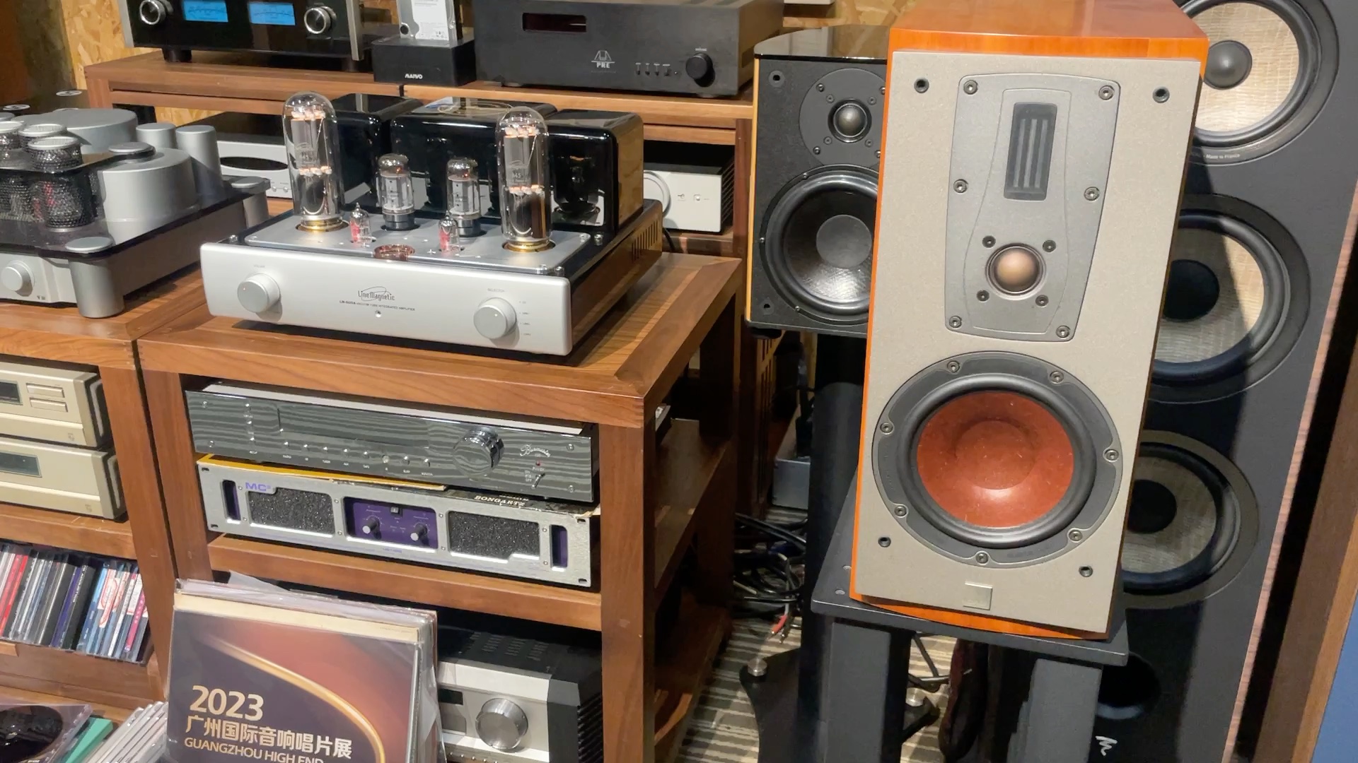 丹麦达尼名典2书架音箱还是适合用胆机推动效果更好