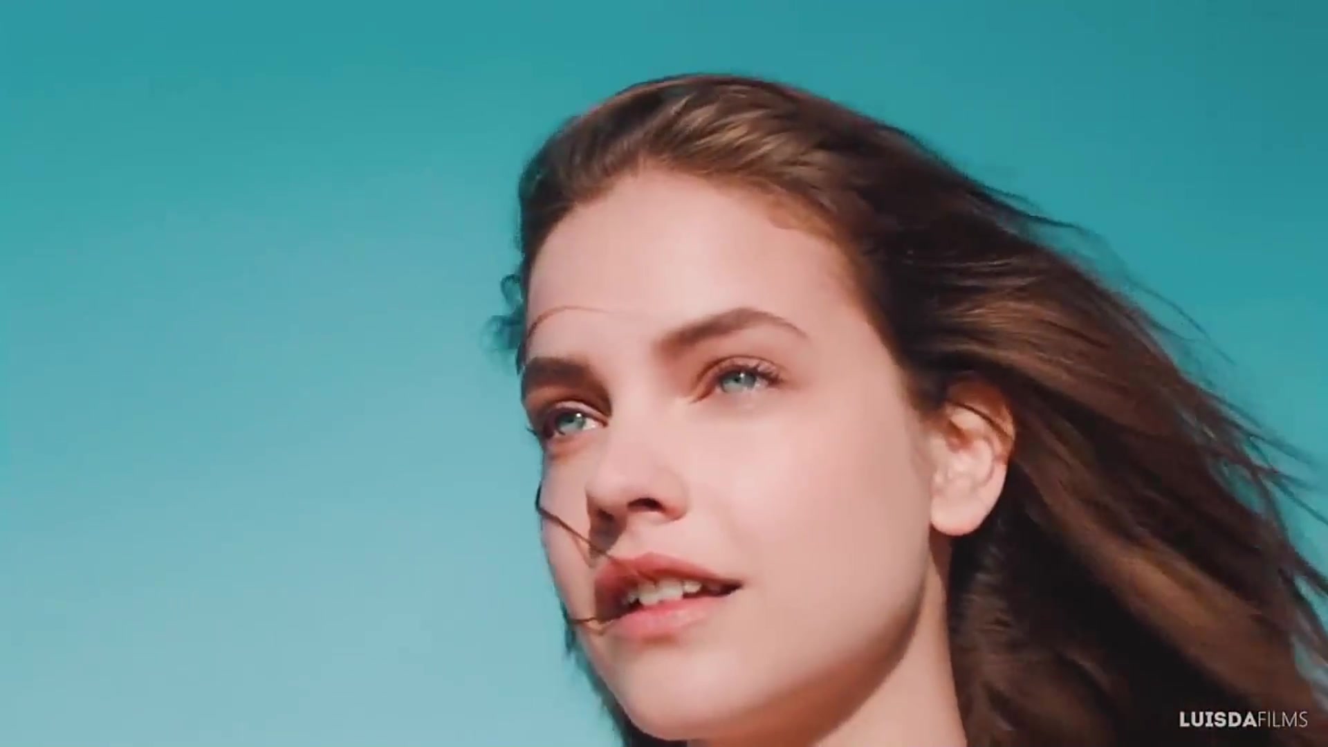 匈牙利的90后超模,拥有天使脸庞,蓝绿色的眼睛令人触动!