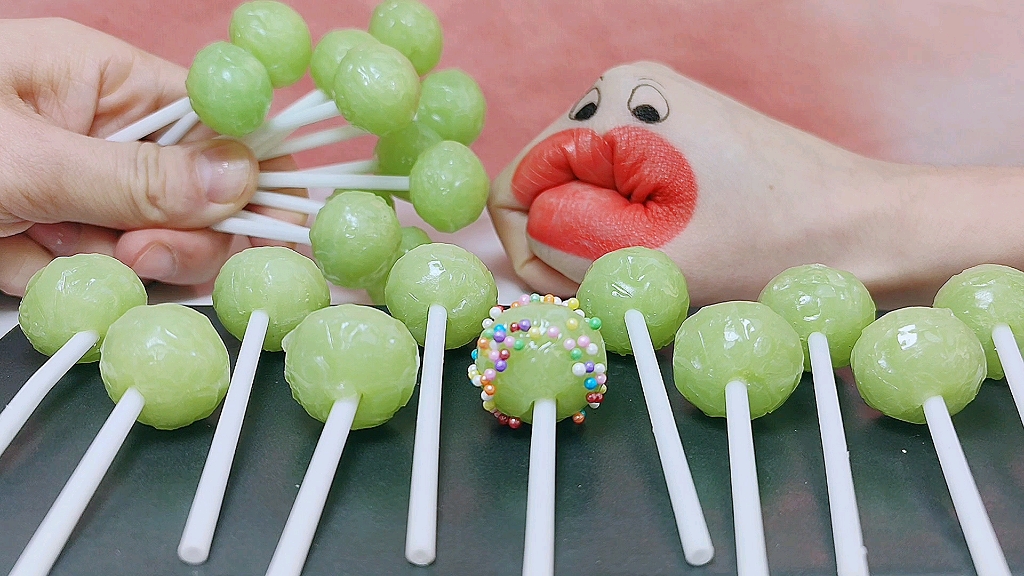 趣味零食,今天吃绿色青柠味棒棒糖