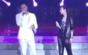 Download Video: 张智霖 周慧敏 - 当爱已成往事（Live）高清