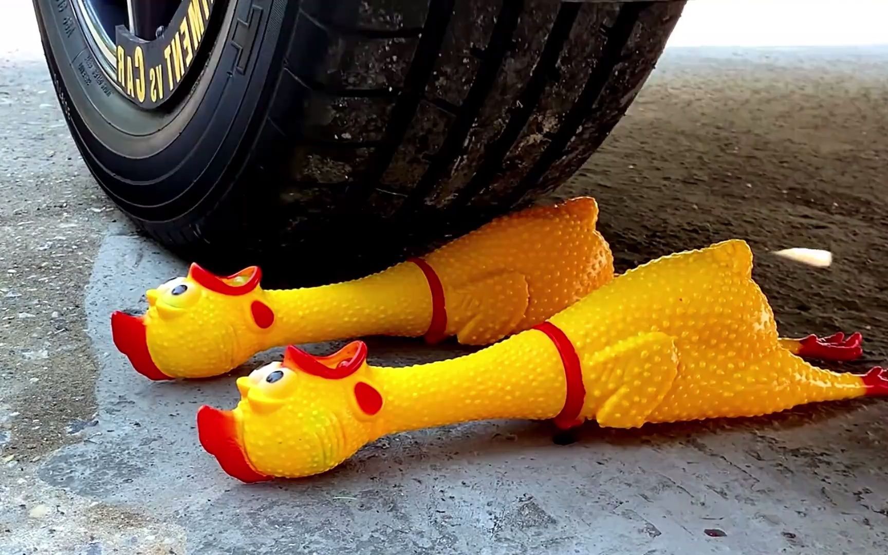 汽车轻松碾压破坏玩具,看着心情瞬间感觉舒服,太解压了!