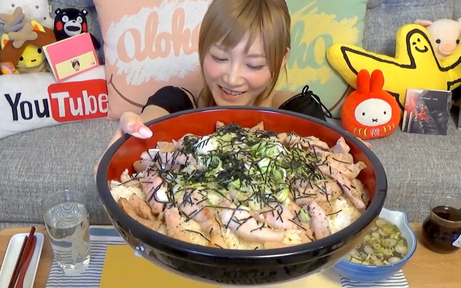 日本吃播木下漂亮小姐姐怀旧的up主4kg的猪肚在一碗米饭