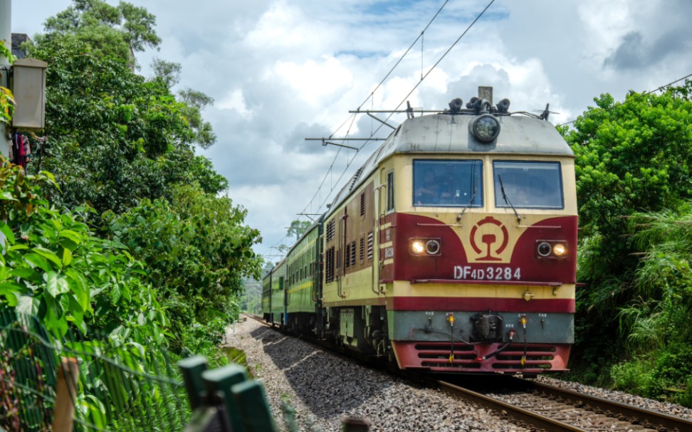 【南宁南——防城港站】宁局邕段df4dk3284牵引57831次列车经过k154至