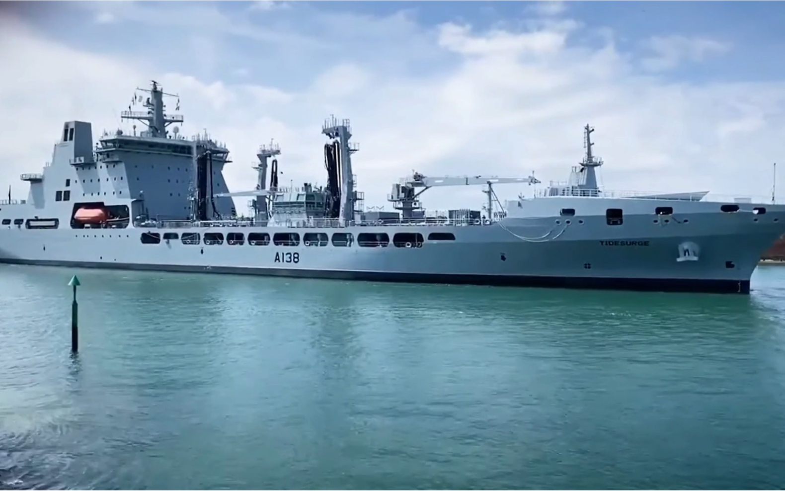 6月9号,英国"潮汐"级补给舰"突波潮"号进入朴茨茅斯海军基地