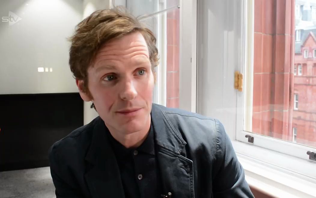 [图]Shaun Evans explains his new moustache _ Endeavour