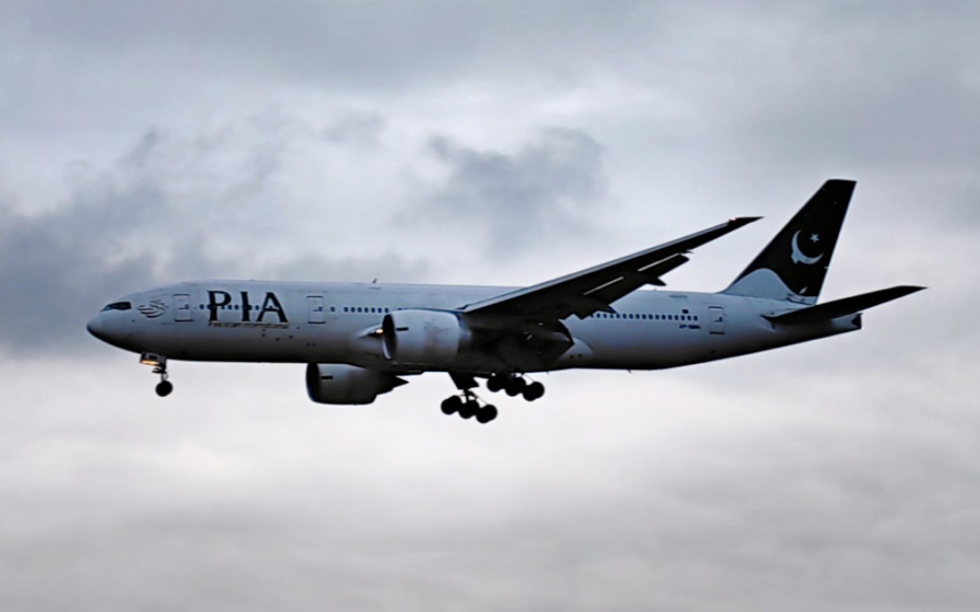 【暗光4k60帧】巴基斯坦航空波音777-200er降落北京首都国际机场