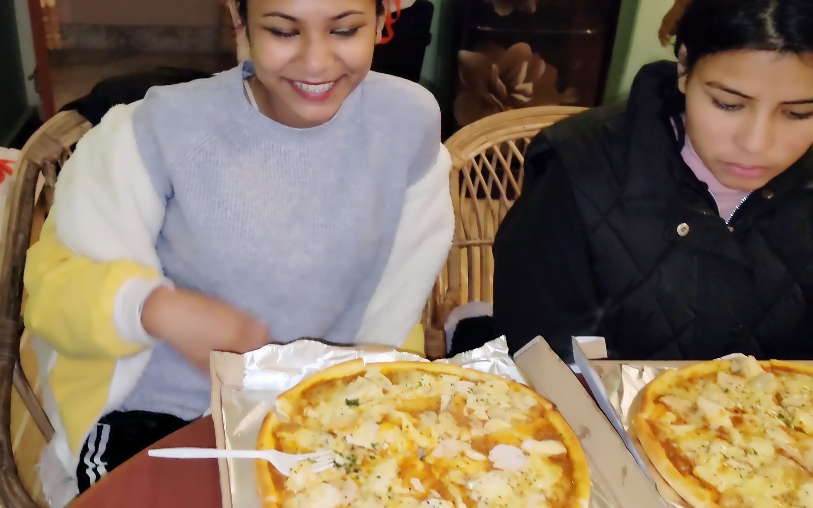 尼泊尔媳妇组团去峰雷家吃饭,峰雷热心款待,媳妇团也不闲着!