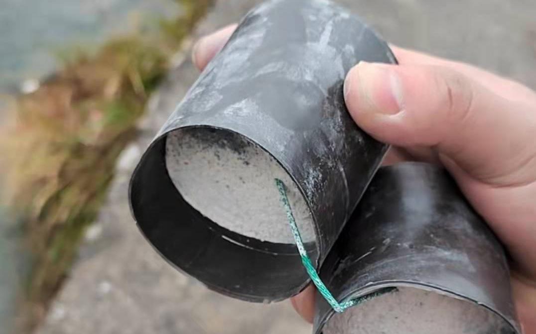 4快钱一个的鞭炮用来炸牛粪,没有比这更更美的事了.