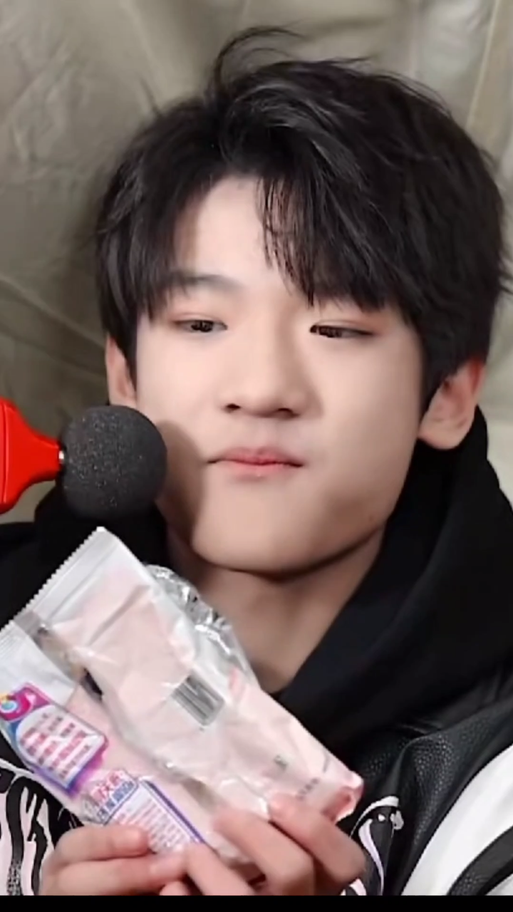 tf家族张峻豪#天哪!张摩尔这是要可爱