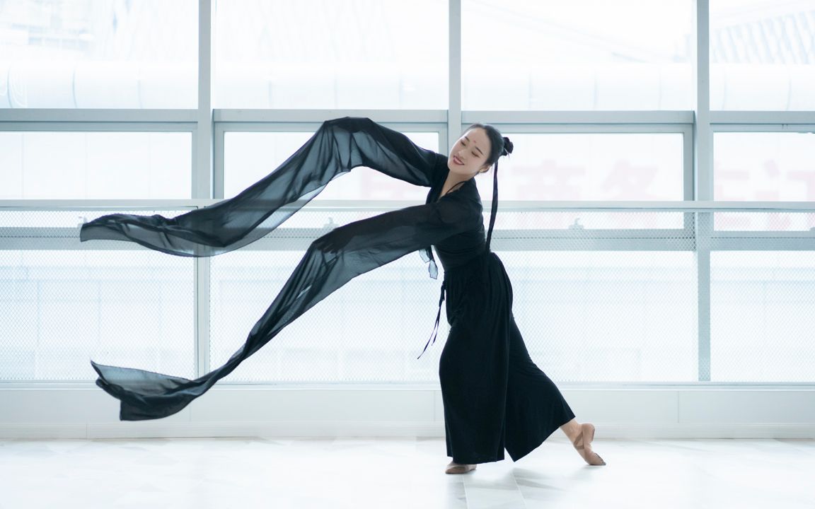 抖音爆火的古风歌曲青丝水袖舞版本单色舞蹈