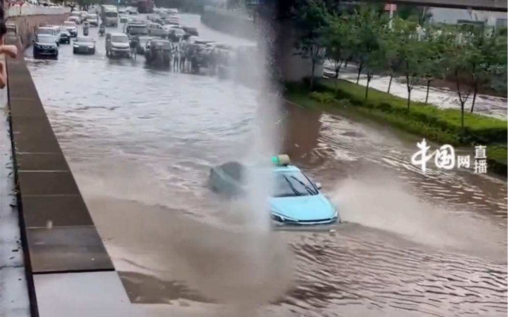 7月24日,重庆.暴雨导致路面积水,出租车涉水而过速度不减,提醒大家,雨天出行一定要注意安全哔哩哔哩bilibili