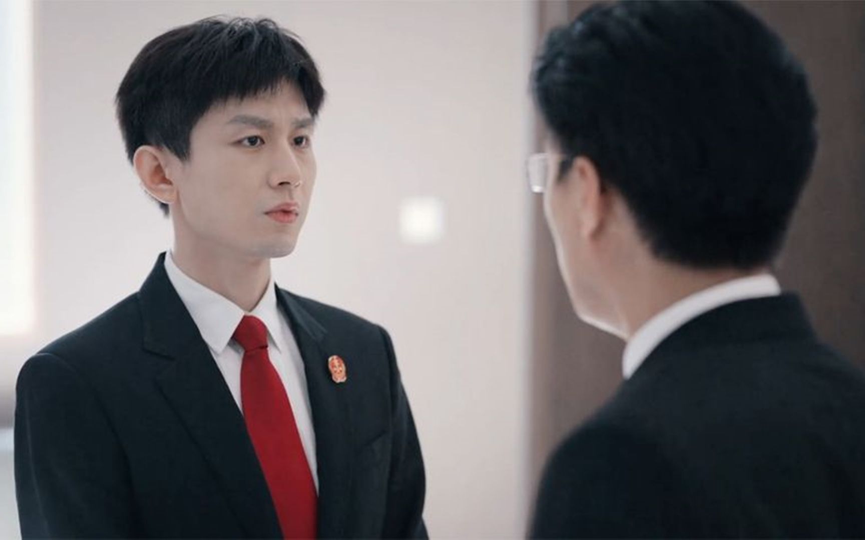 底线:靳东临场发挥怒口大骂,成毅随口瞎编的金句,意外火爆全网