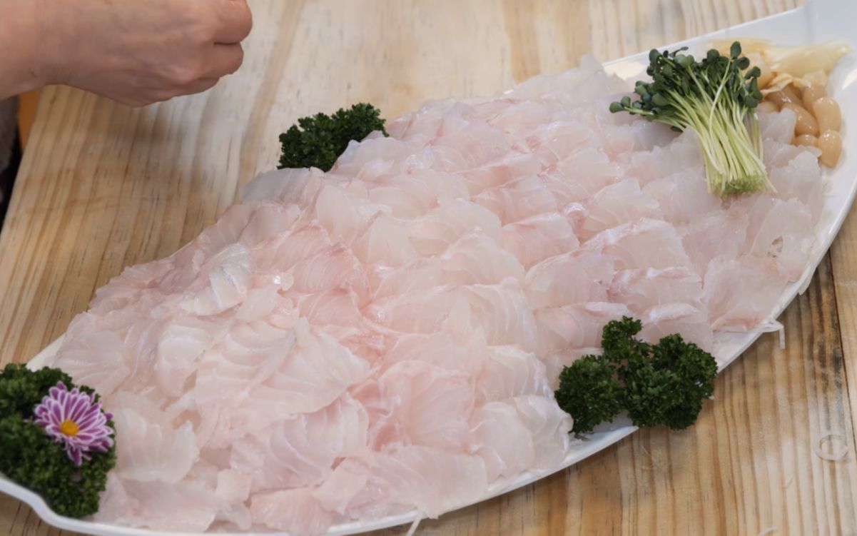 釜山海鲜店,石斑鱼刺身,欣赏一下老板的刀功