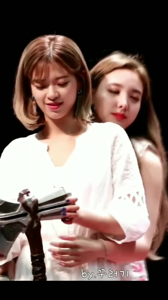 2 yeon moments 363139303537383135383630