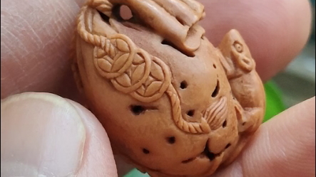 桃核雕刻钱袋子,数钱