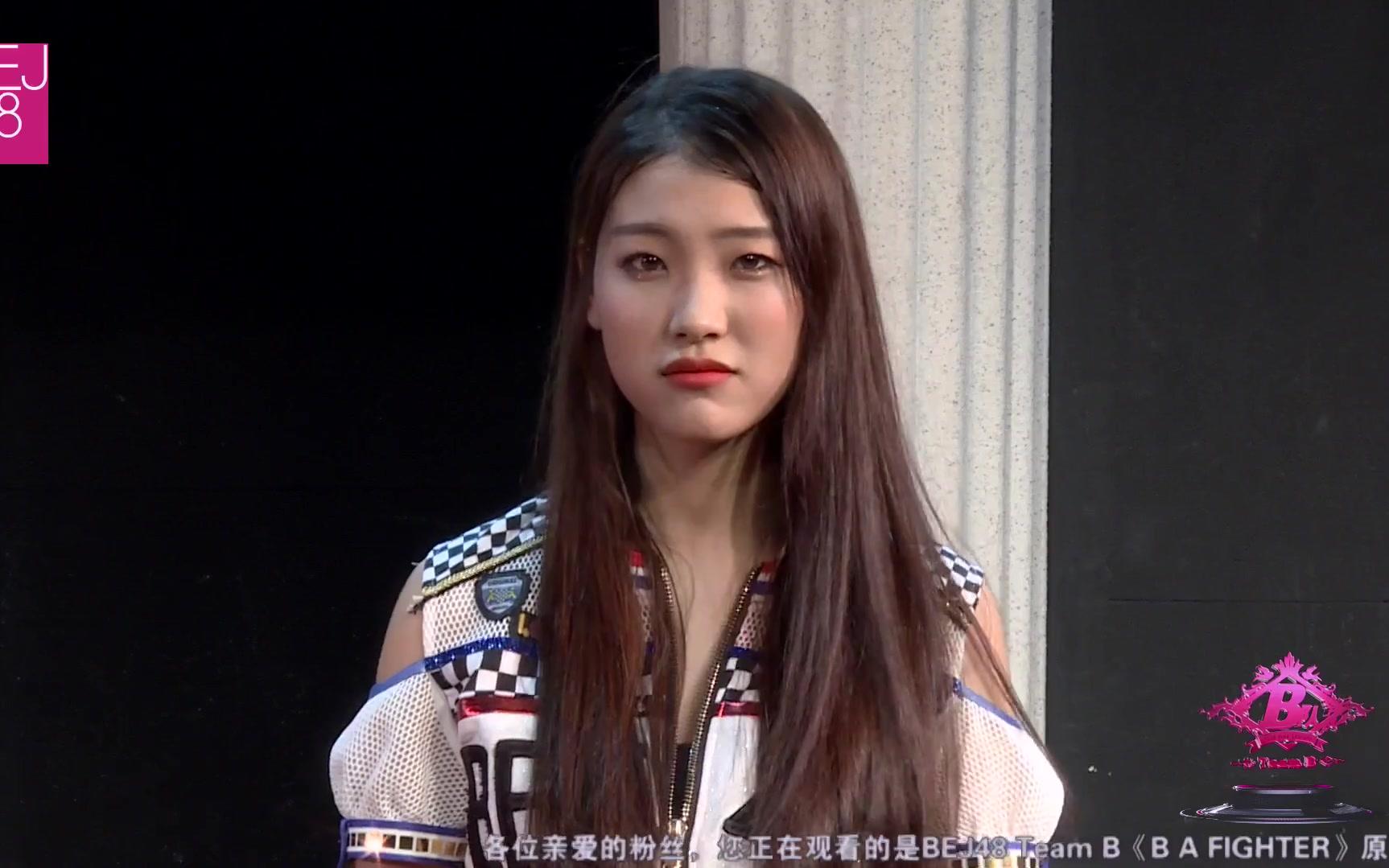 mc3:你觉得体现女孩子之间亲昵的动作有哪些?示范一下