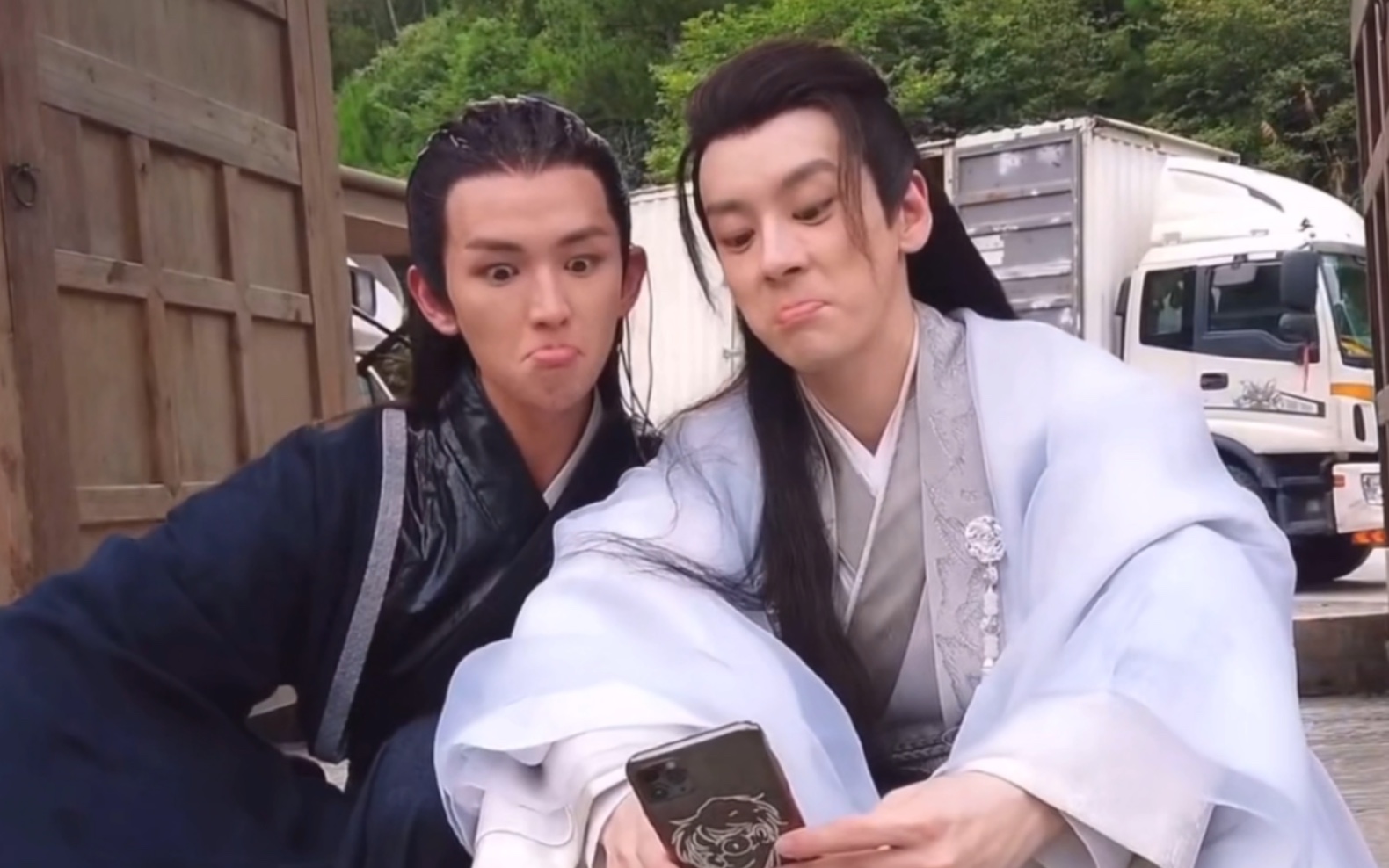 魏哲鸣范津玮你们俩把七爷也拍了吧ps最后有彩蛋哦