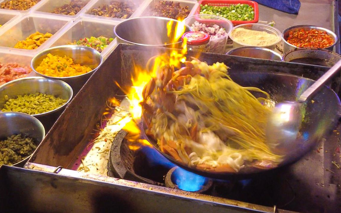 夜市美食,中国街头小吃,草根大厨地摊炒饭,香肠炒面条