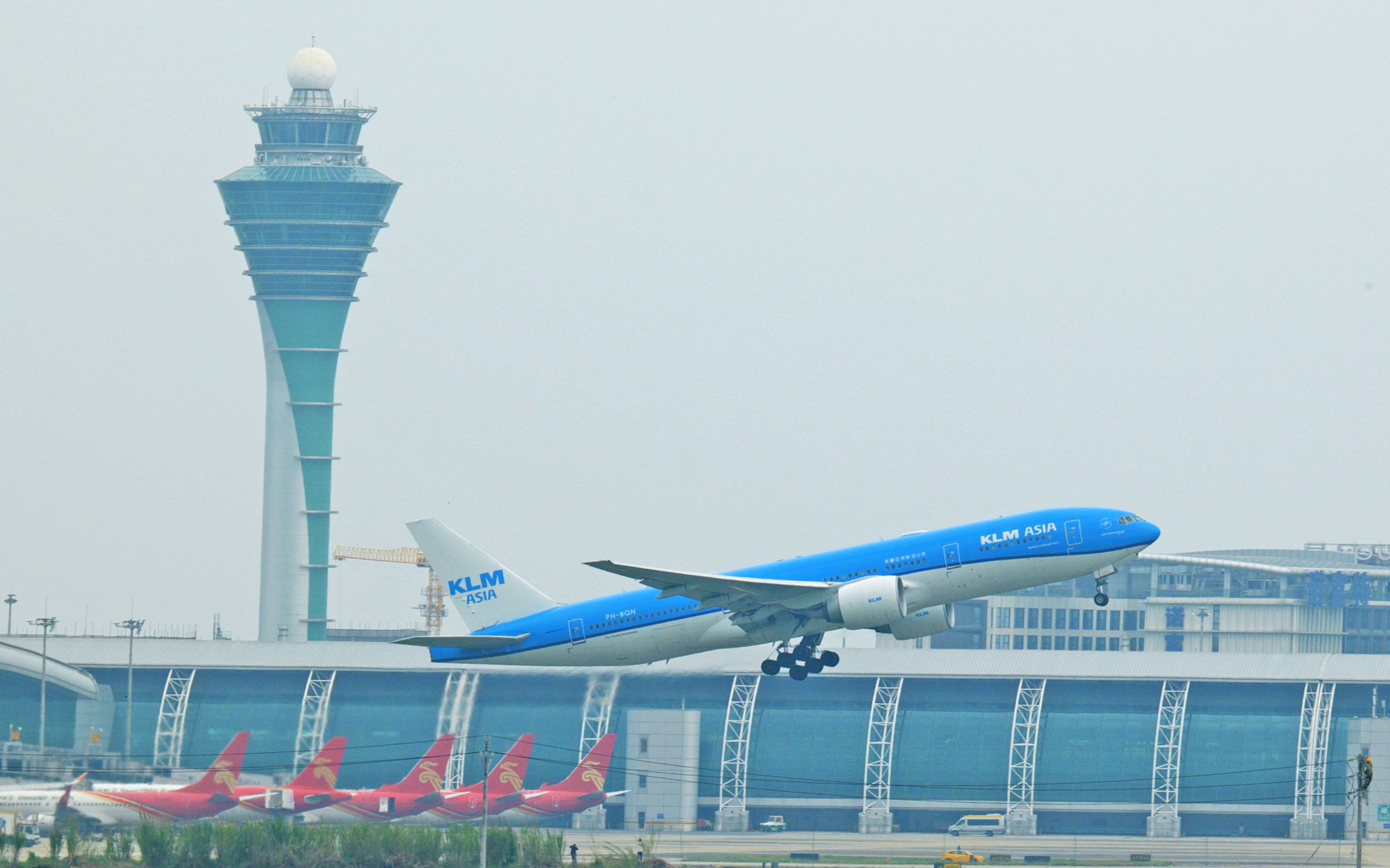 感谢香港送来一架荷兰皇家航空B772降落广州白云机场哔哩哔哩bilibili