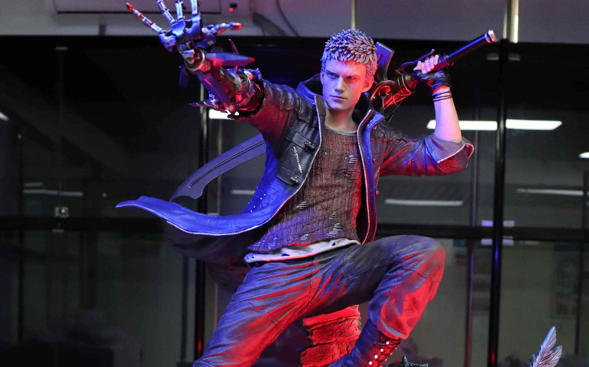 这机械臂比恶魔之手好用多啦!p1s鬼泣尼禄雕像开箱!