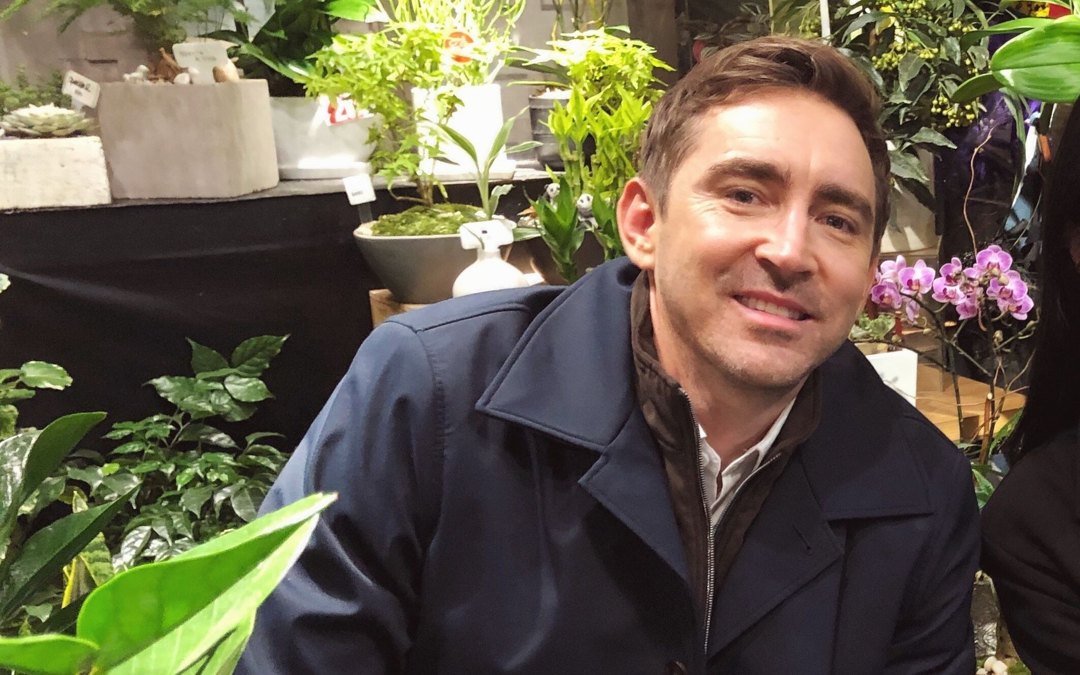 软萌的大佩李佩斯竖中指