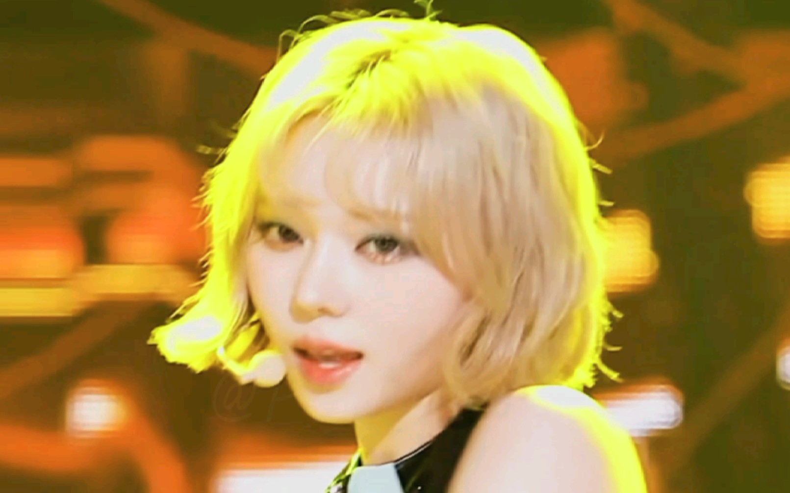 点击查收金发洋娃娃般的美貌winter金玟庭