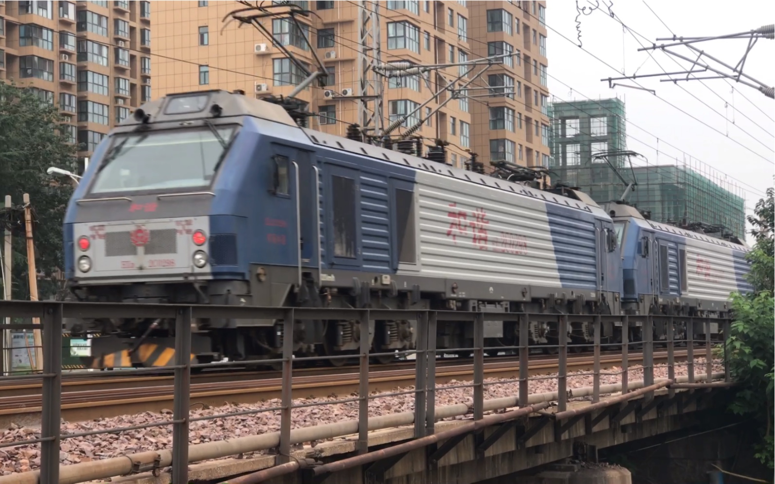 新焦 上行 双机 hxd2c 通过焦作新月场两道通过