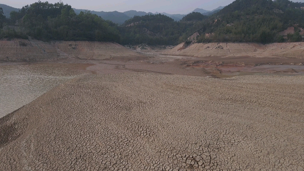 干涸的水库龟裂的库底