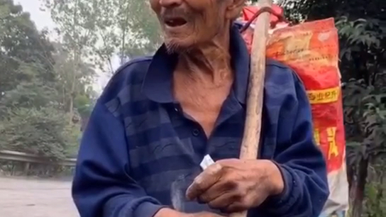 抖音金燕子做虚假公益给老人100拍完视频要回来换成5元的