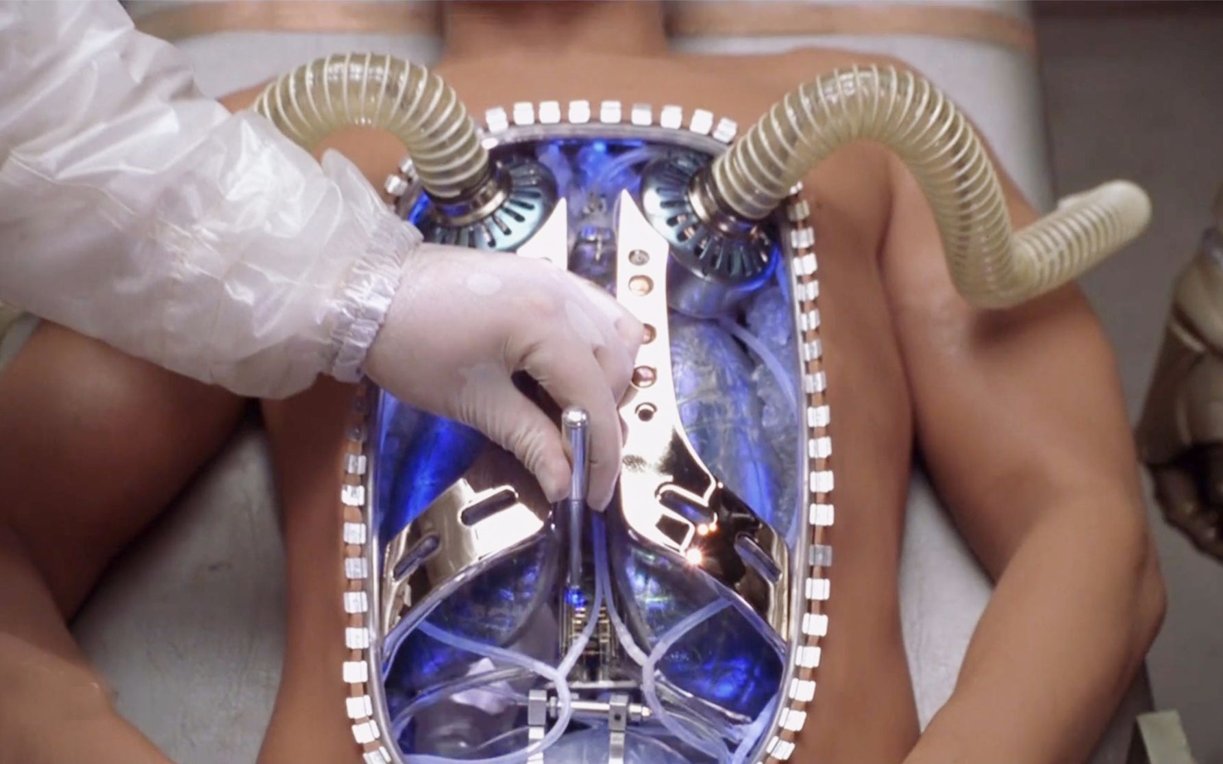 穷电影机器人为了能拥有人类器官和感情不断改造自己的身体