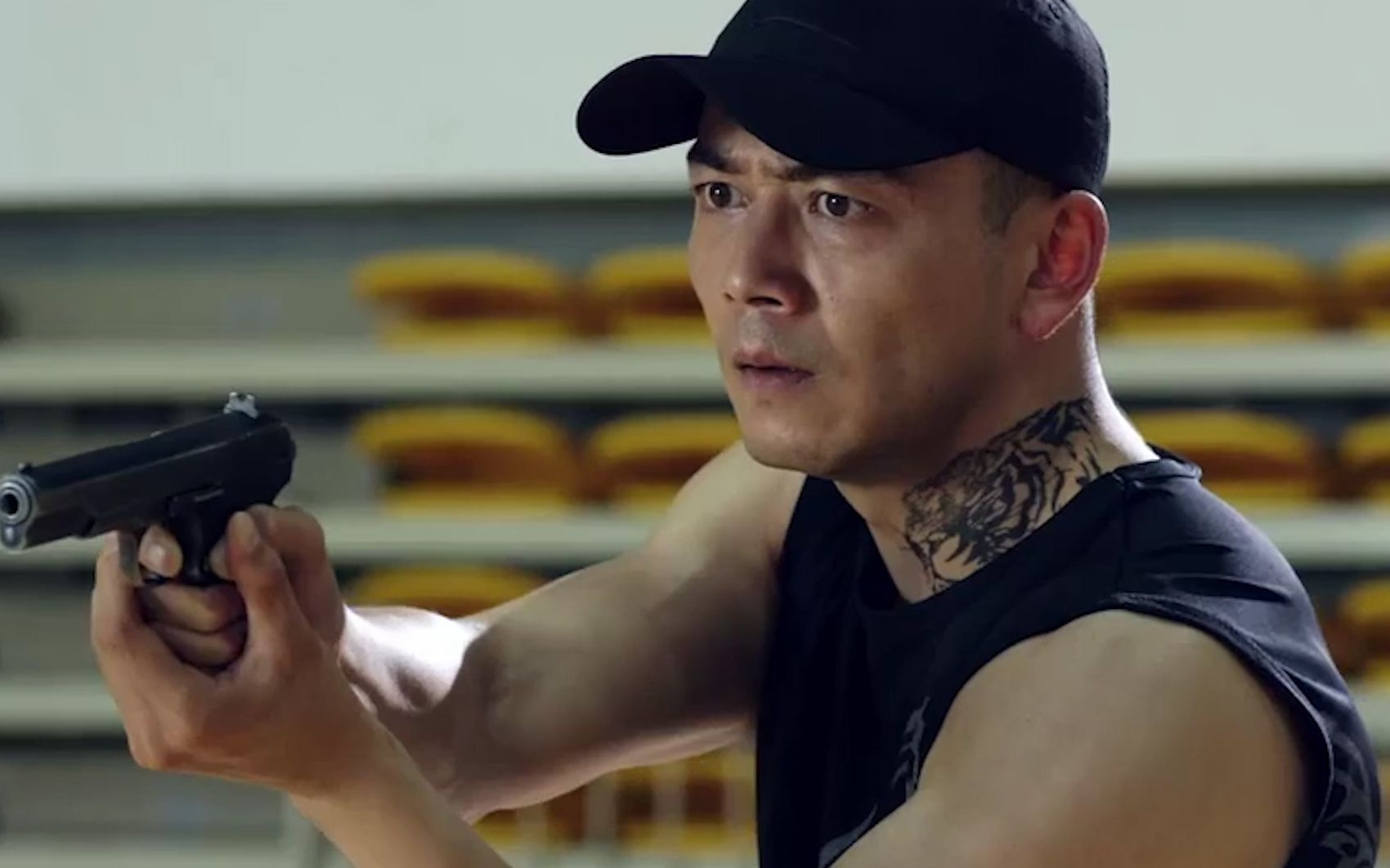 利刃出击刘闯暴露和闫森持枪对峙闫森绑架学校学生