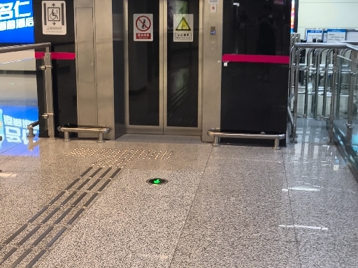 成都地铁1,3号线省体育馆站西子奥的斯贯通门无障碍电梯