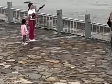 这妇女厉害了，涨潮了，喊他都不跑！
