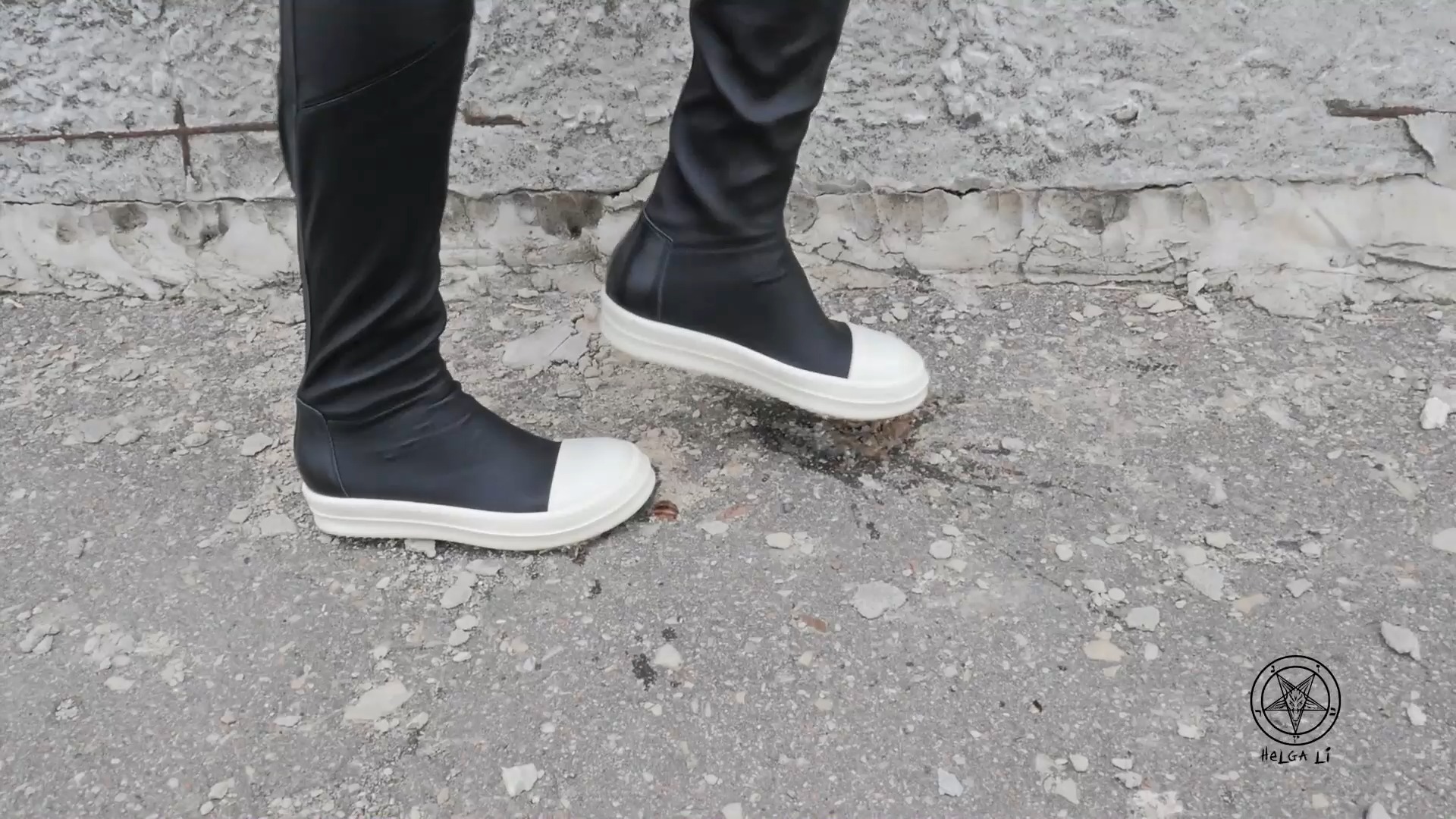 小姐姐帆布鞋踩非洲蜗牛