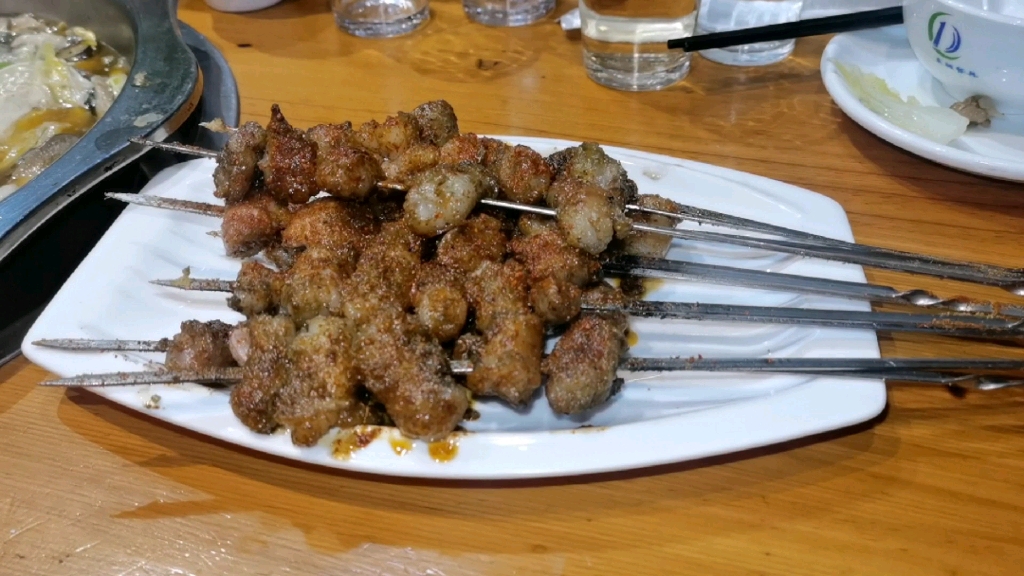 新疆美食之烤羊肠,丁丁炒面
