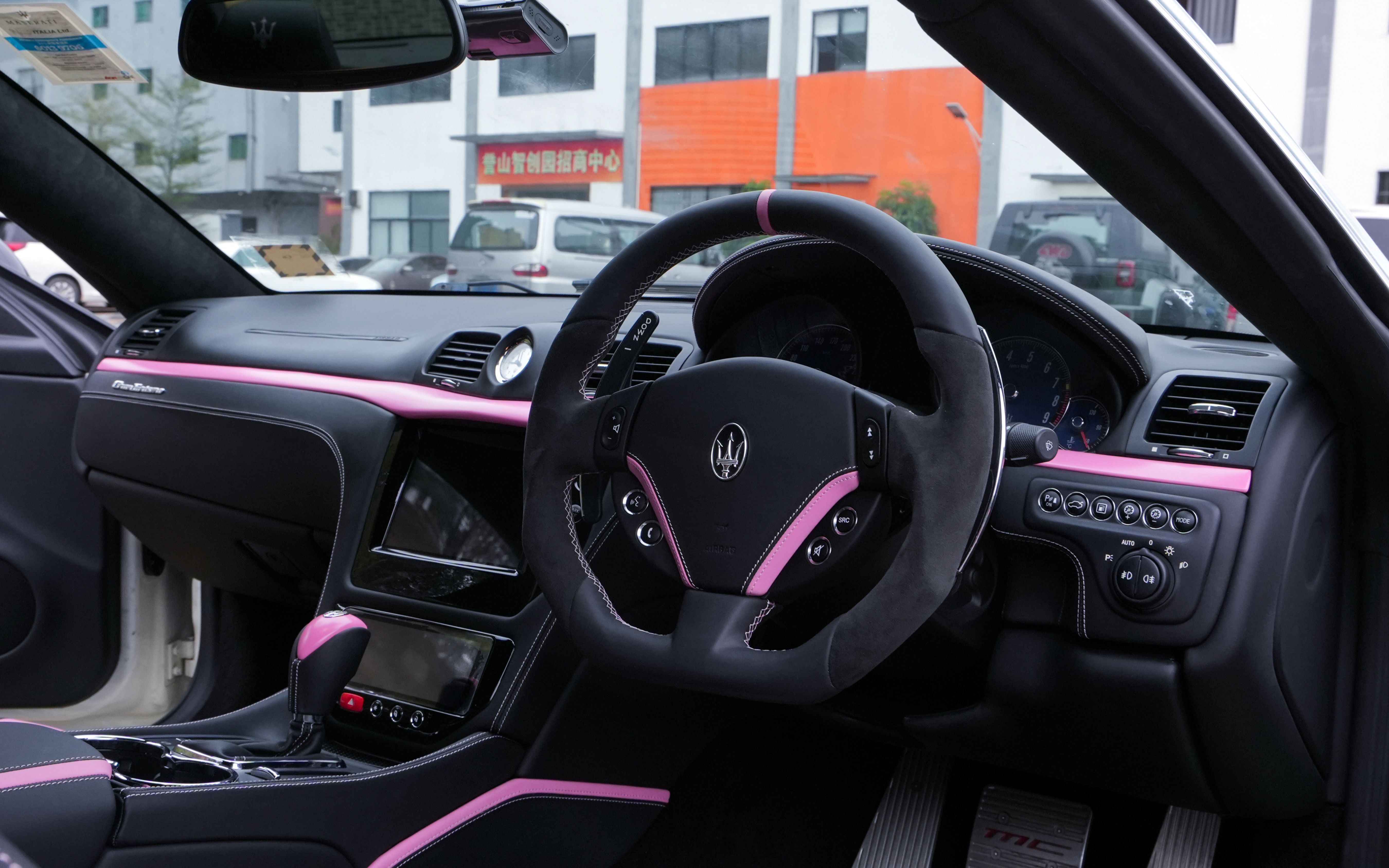 按键翻新和全小牛皮包覆后的玛莎拉蒂gt,再也看不出这是7年之前的内饰