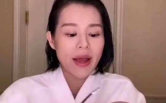 胡杏儿教你黑绷带正确使用方法放入手心,手掌捂热乳化后,拍打脸上一定要谨记,学习 赫莲娜 黑绷带 面霜 赫莲娜黑绷带 护肤哔哩哔哩bilibili