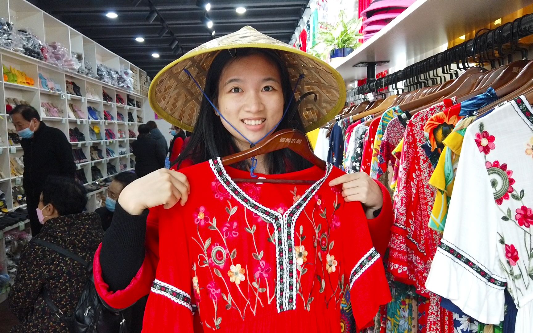 网友都说村花像越南妹,来北海老街试穿越南服,大家说像吗