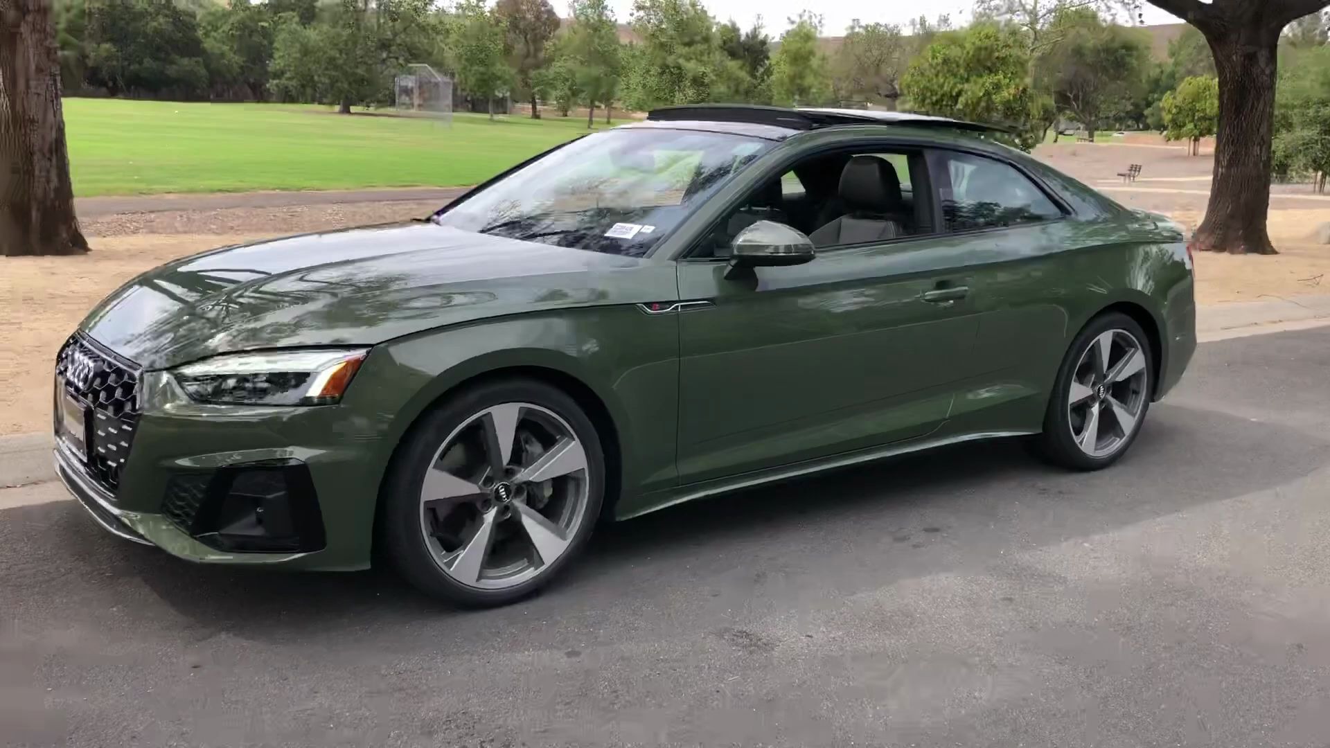 洛杉矶街头偶遇2020款奥迪a5 couple!颜色很炫,颜值超赞!