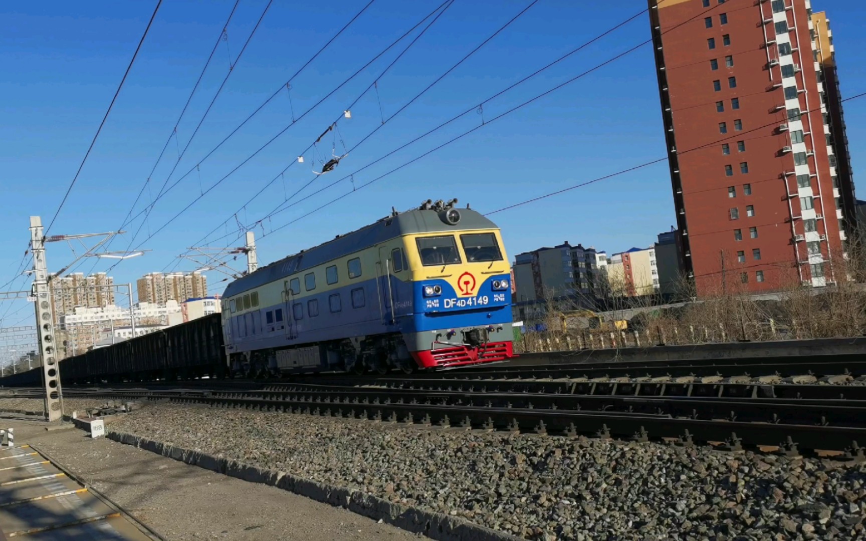 【铁路】内燃机车df4d-4149通过河道桥