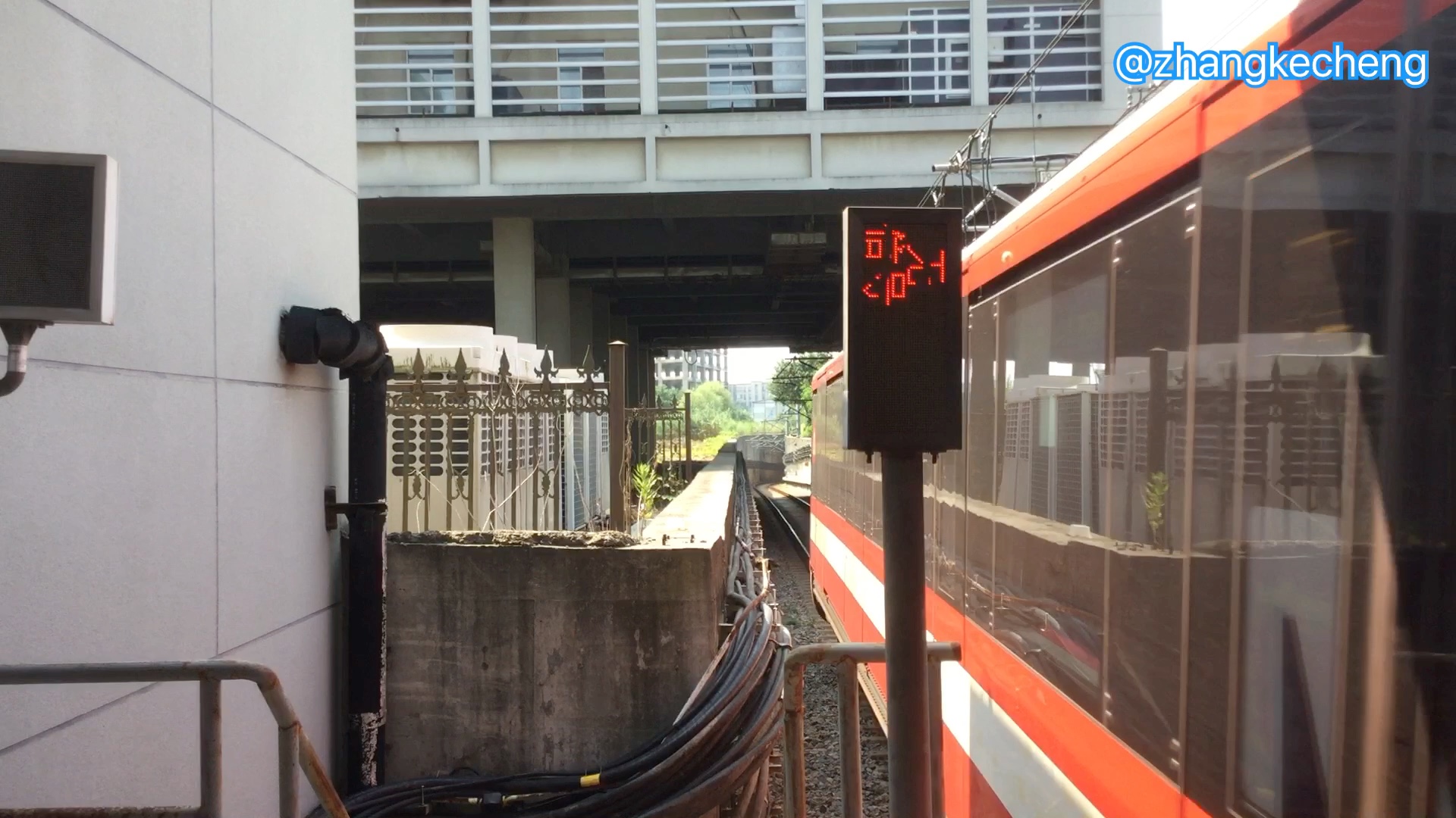 【南京地铁】2号线列车进出金马路站视频(进洞与出洞)_哔哩哔哩_bili