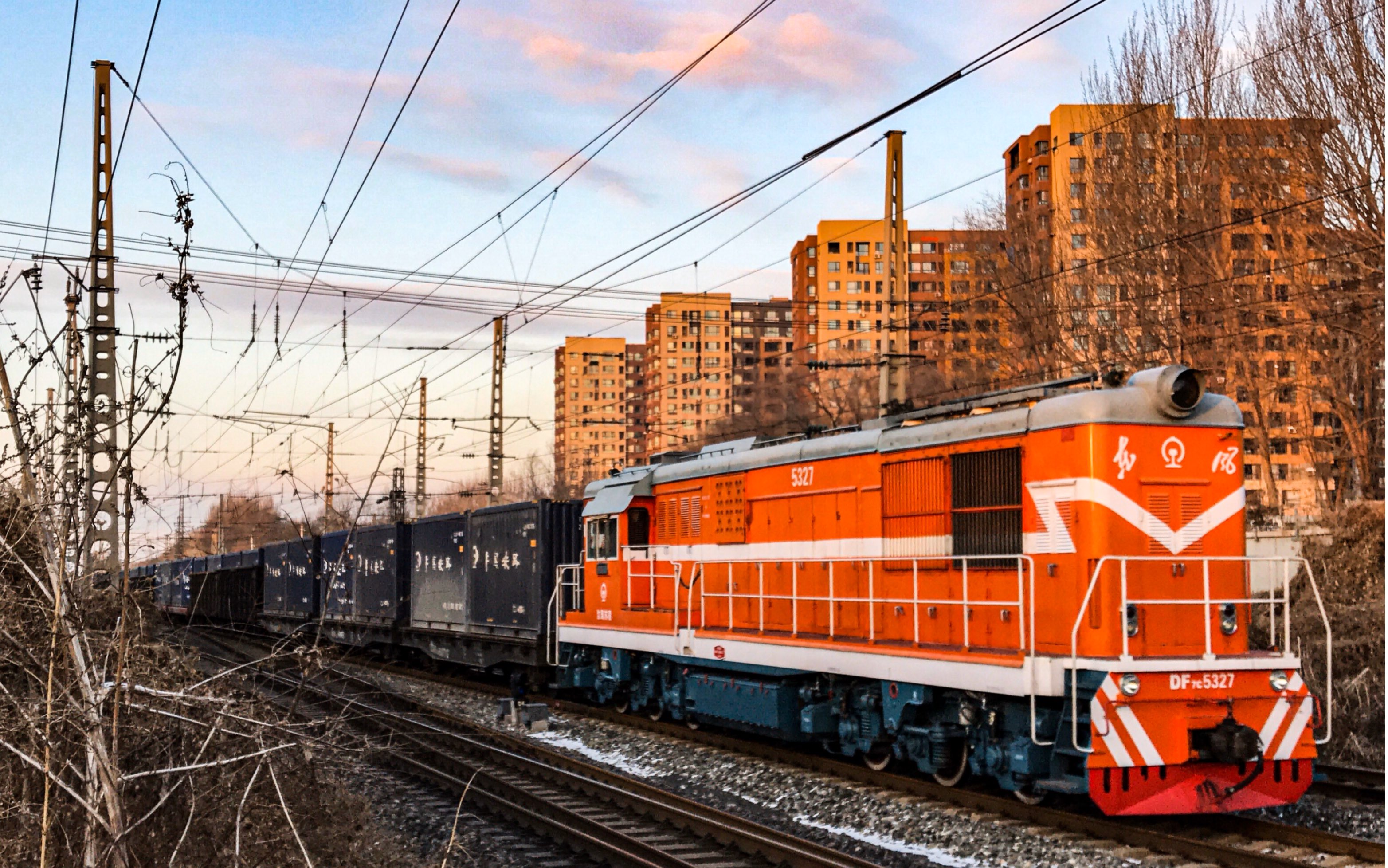 沈局苏段df7c5327牵引48102小运转列车通过沈山线12km道口_哔哩哔哩