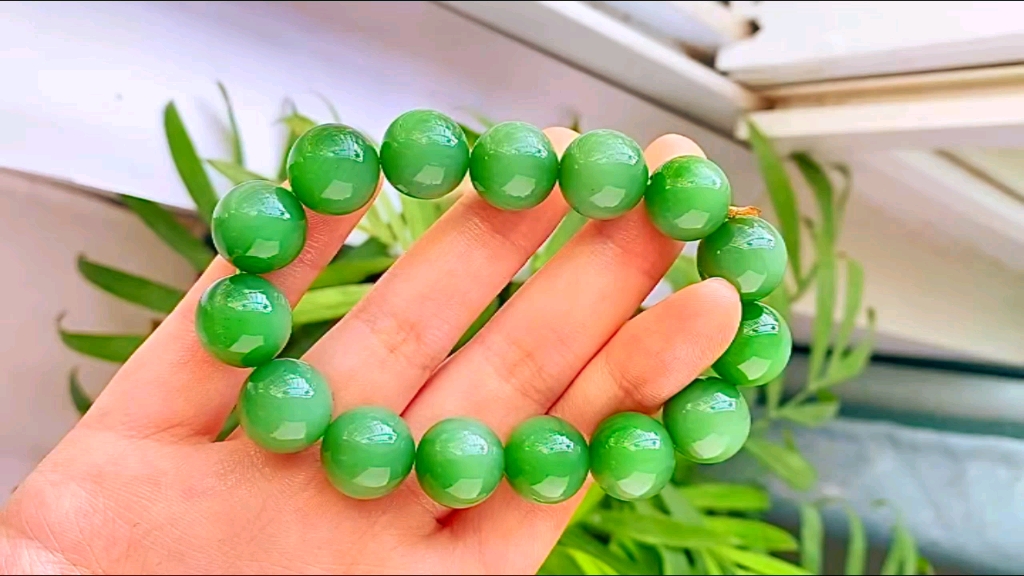 和田玉碧玉阳绿猫眼料手串手链,冰透水润,碧色鲜艳,无黑无裂,猫眼灵动