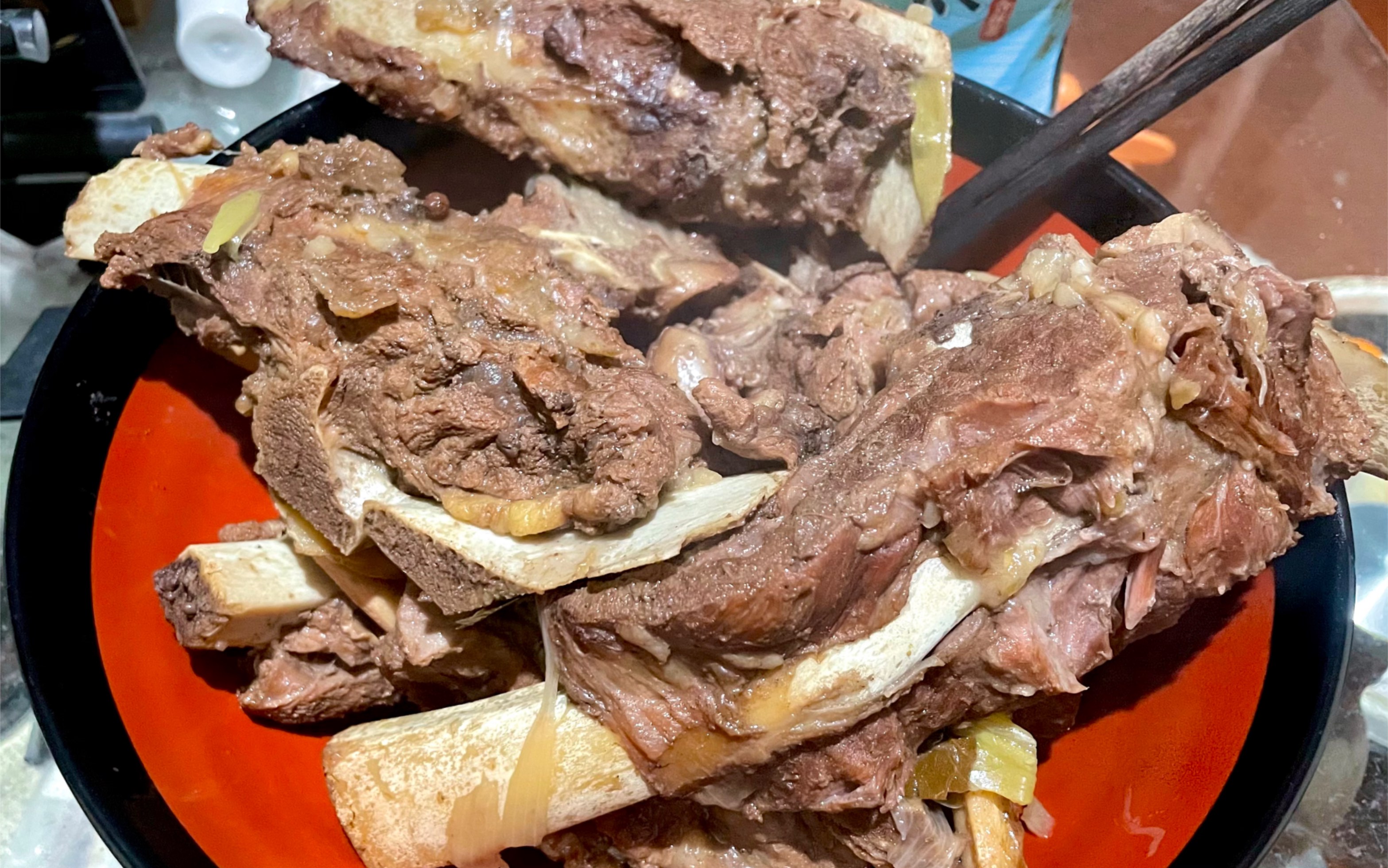 早下班吃晚饭,买了十斤牛肋骨,焖卤了三个小时,香得一批