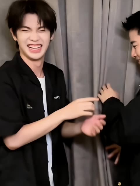 这小表情 谁能不爱黄明昊的泰菲笑!050505