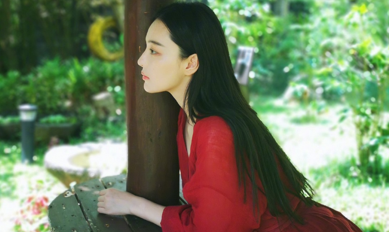 张馨予妇女节晒老公视角秀恩爱,穿红衣开心灿笑,筷子腿吸睛十足