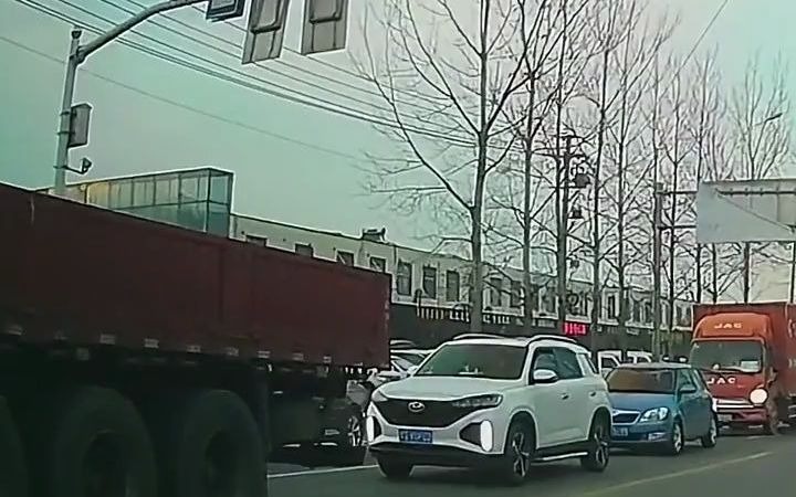 实习司机上路太紧张,见着红灯就停车,幸有好心大哥提醒哔哩哔哩bilibili